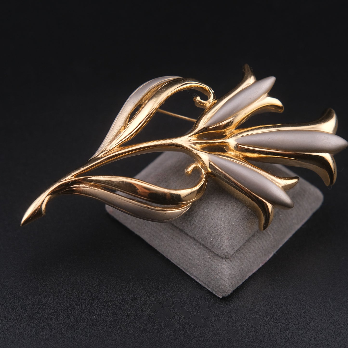 ❤️ Vintage Pierre Cardin Gray Enamel Floral Brooch