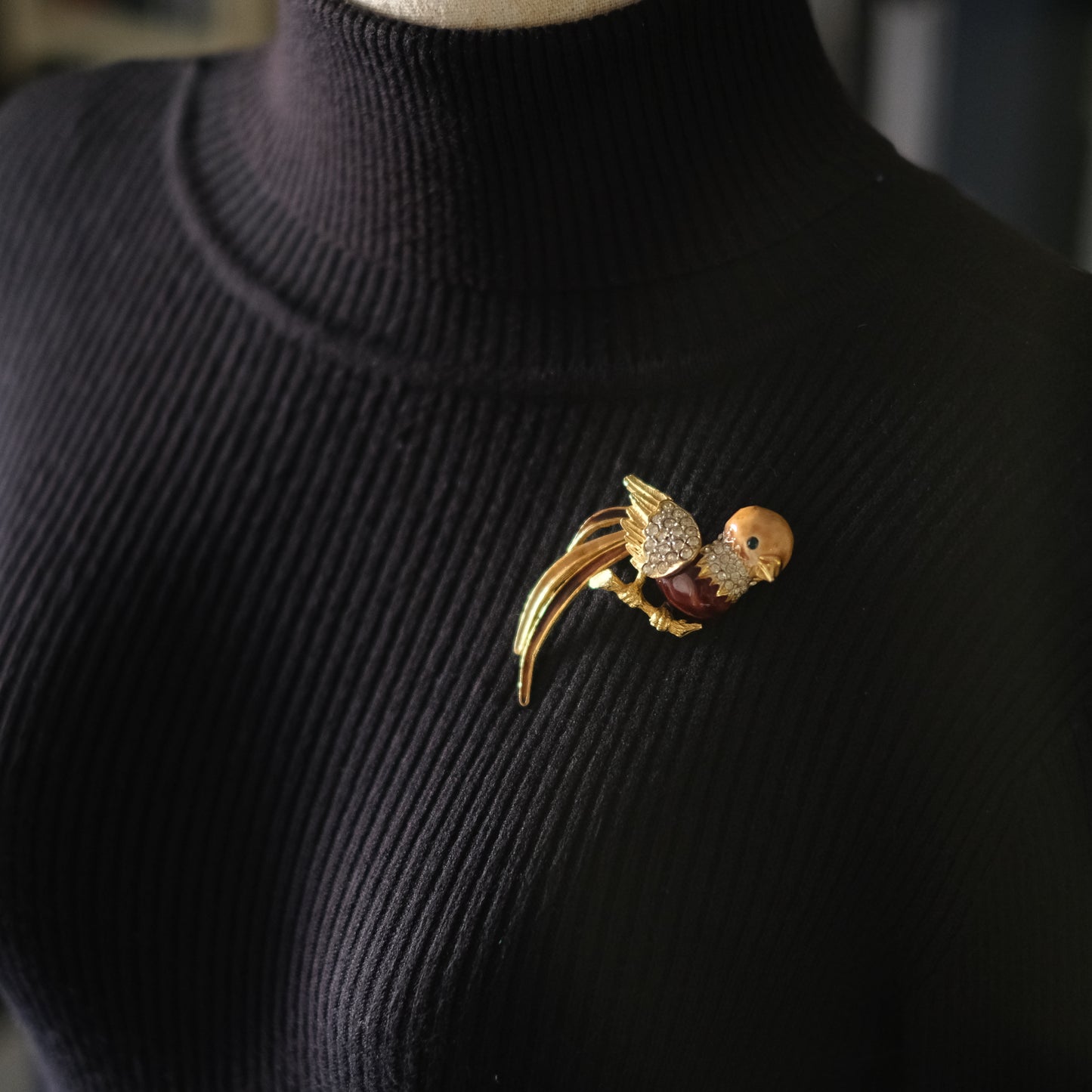 ❤️ Vintage Gold Tone Enamel Bird Brooch with Rhinestones, Multicolor Tail