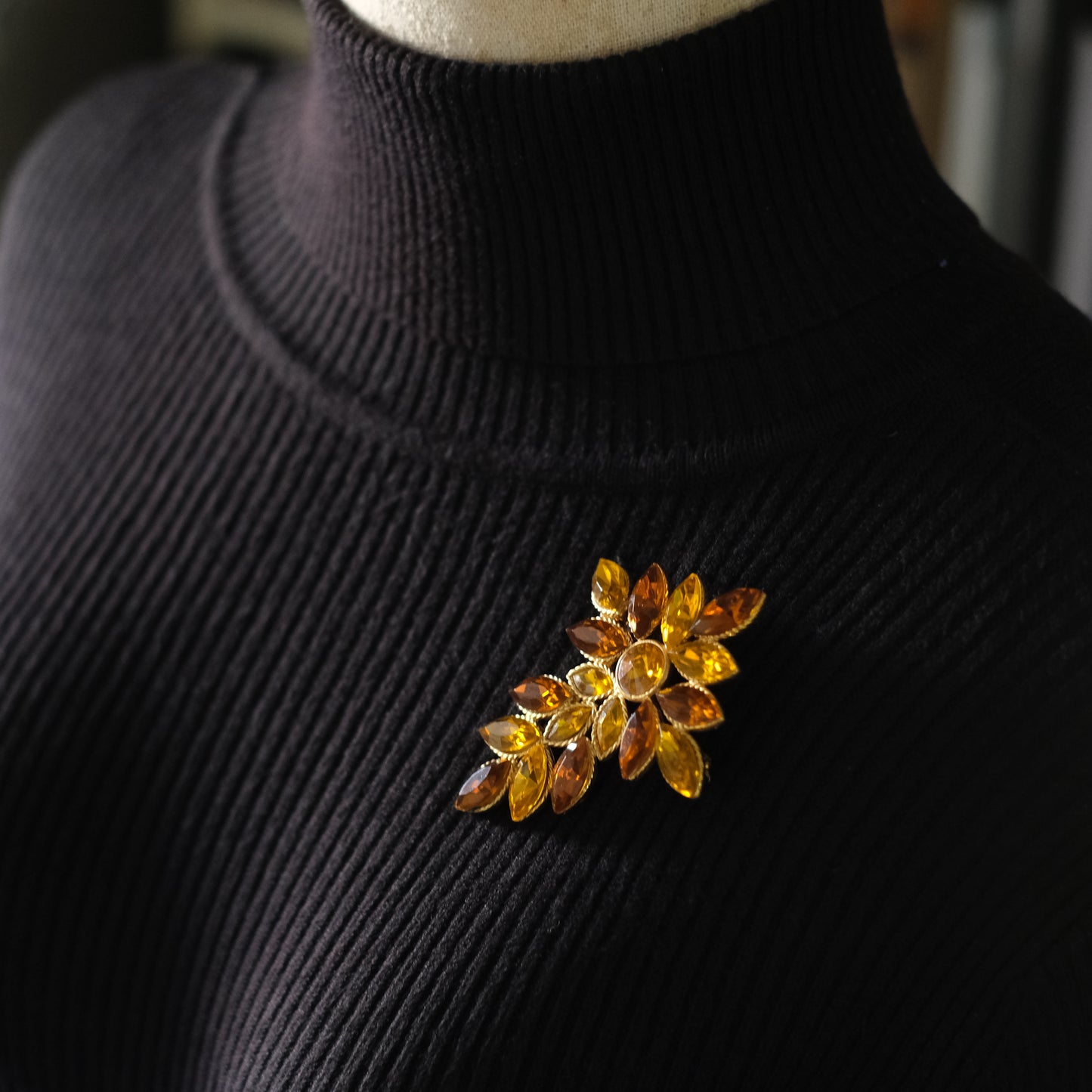 ❤️ Vintage Amber Rhinestone Leaf Spray Brooch Gold Tone Marquise Design