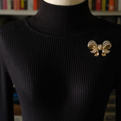 ❤️ Vintage Gold Tone Rhinestone Sculptural Bow Brooch Large Dimensional Ribbon Pin