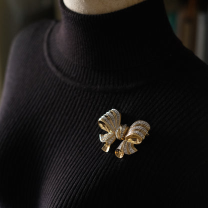 ❤️ Vintage Gold Tone Rhinestone Sculptural Bow Brooch Large Dimensional Ribbon Pin