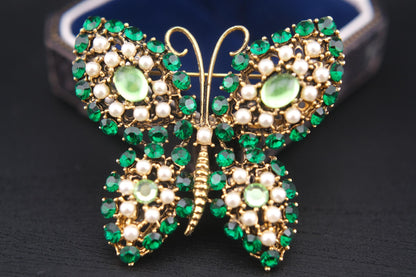 Vintage Weiss Butterfly Brooch – Green Rhinestones & Faux Pearls in Gold Tone