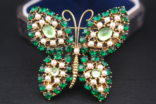Vintage Weiss Butterfly Brooch – Green Rhinestones & Faux Pearls in Gold Tone