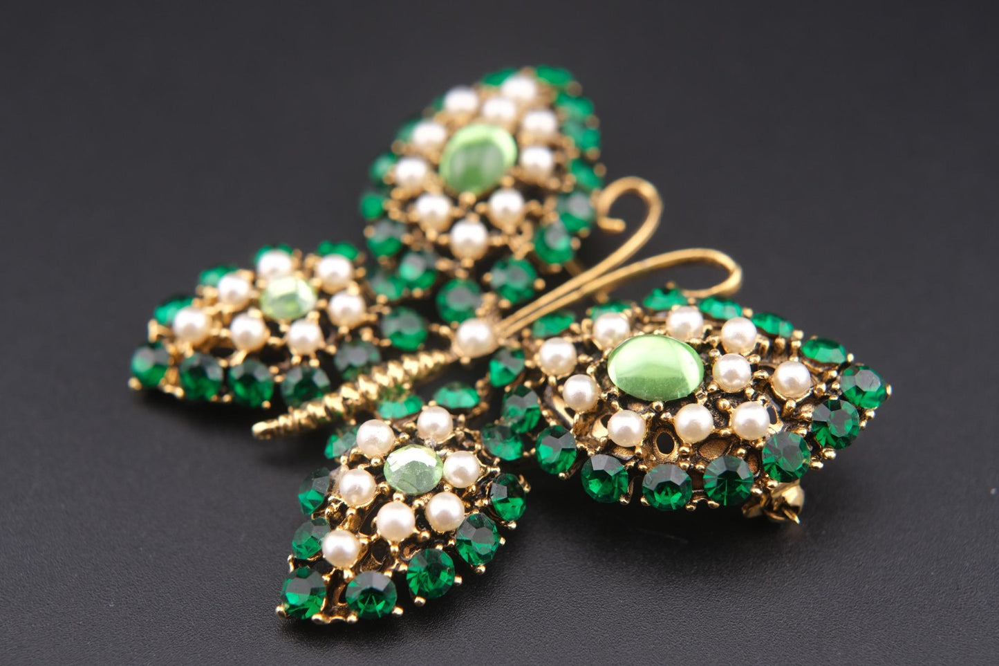 Vintage Weiss Butterfly Brooch – Green Rhinestones & Faux Pearls in Gold Tone