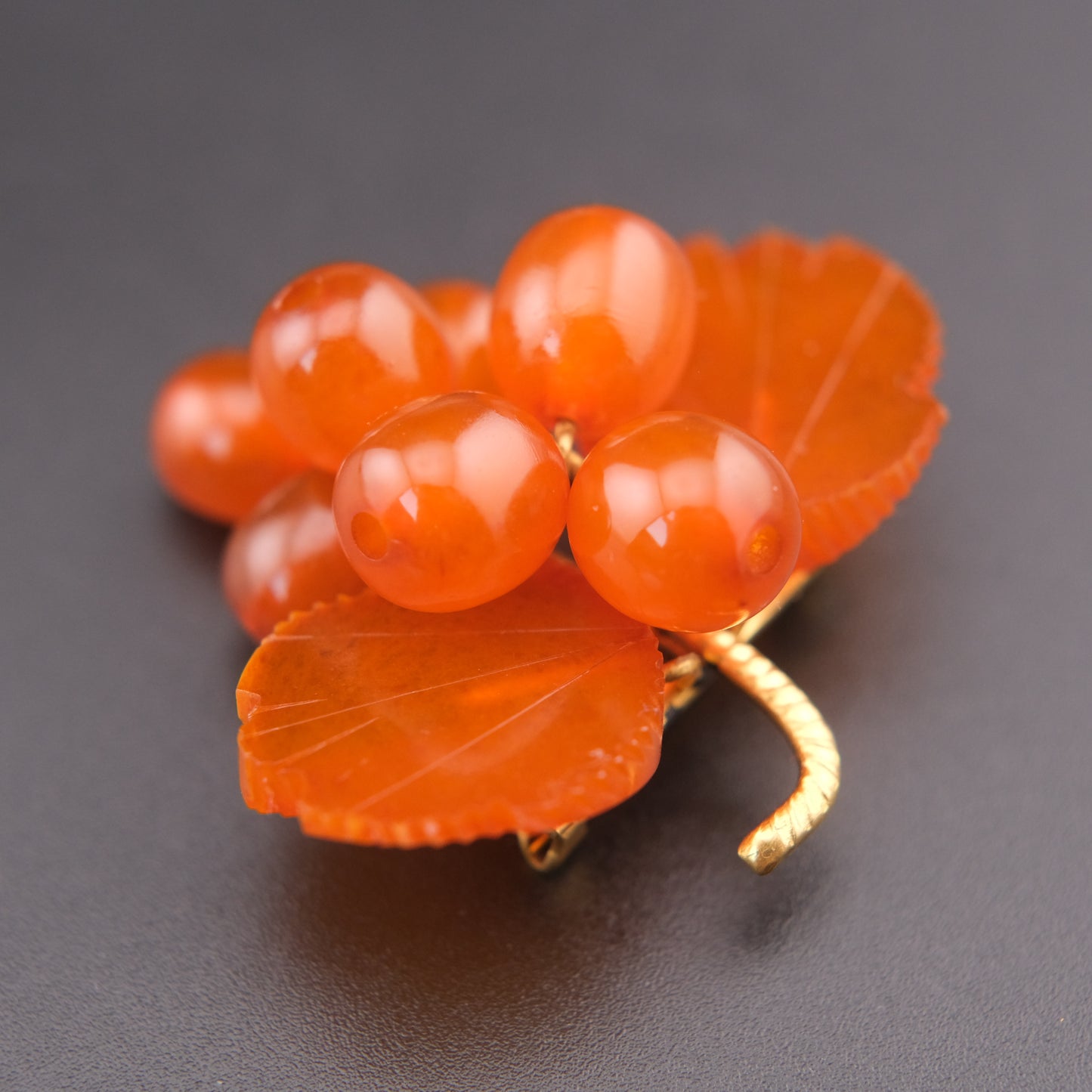❤️ Vintage Baltic Amber Grape Cluster Brooch – Hand Carved Leaves, 9ЯК Mark