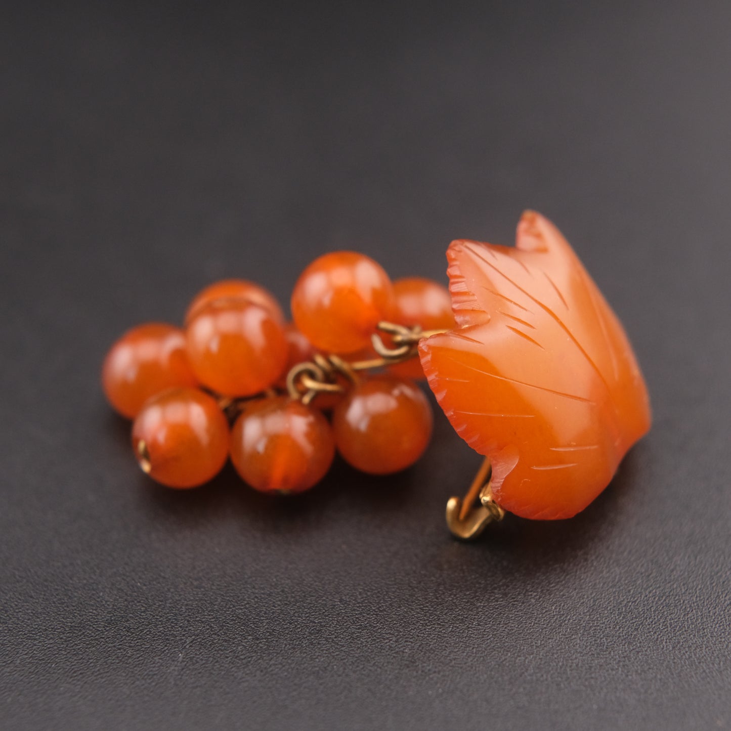 ❤️ Vintage Baltic Amber Grape Brooch USSR 2ЯК Mark Carved Leaf Cluster