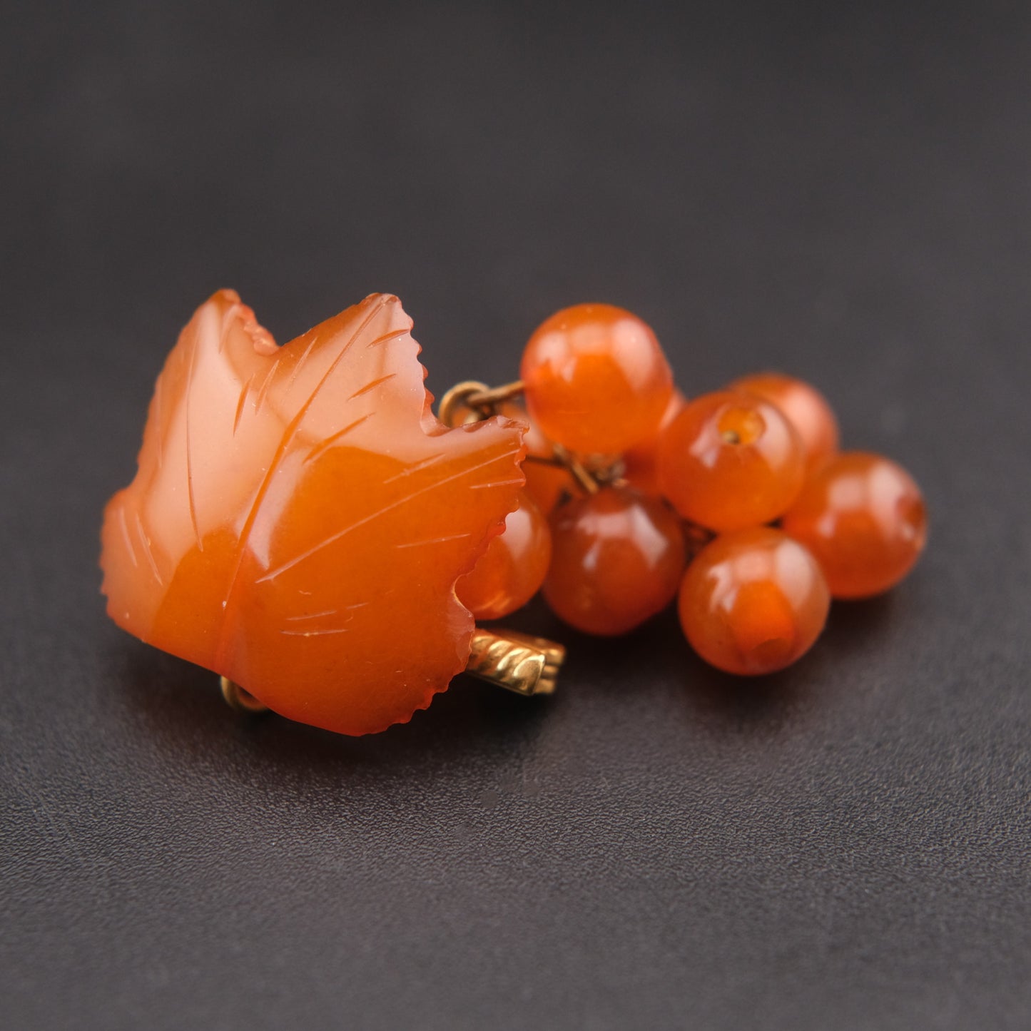 ❤️ Vintage Baltic Amber Grape Brooch USSR 2ЯК Mark Carved Leaf Cluster