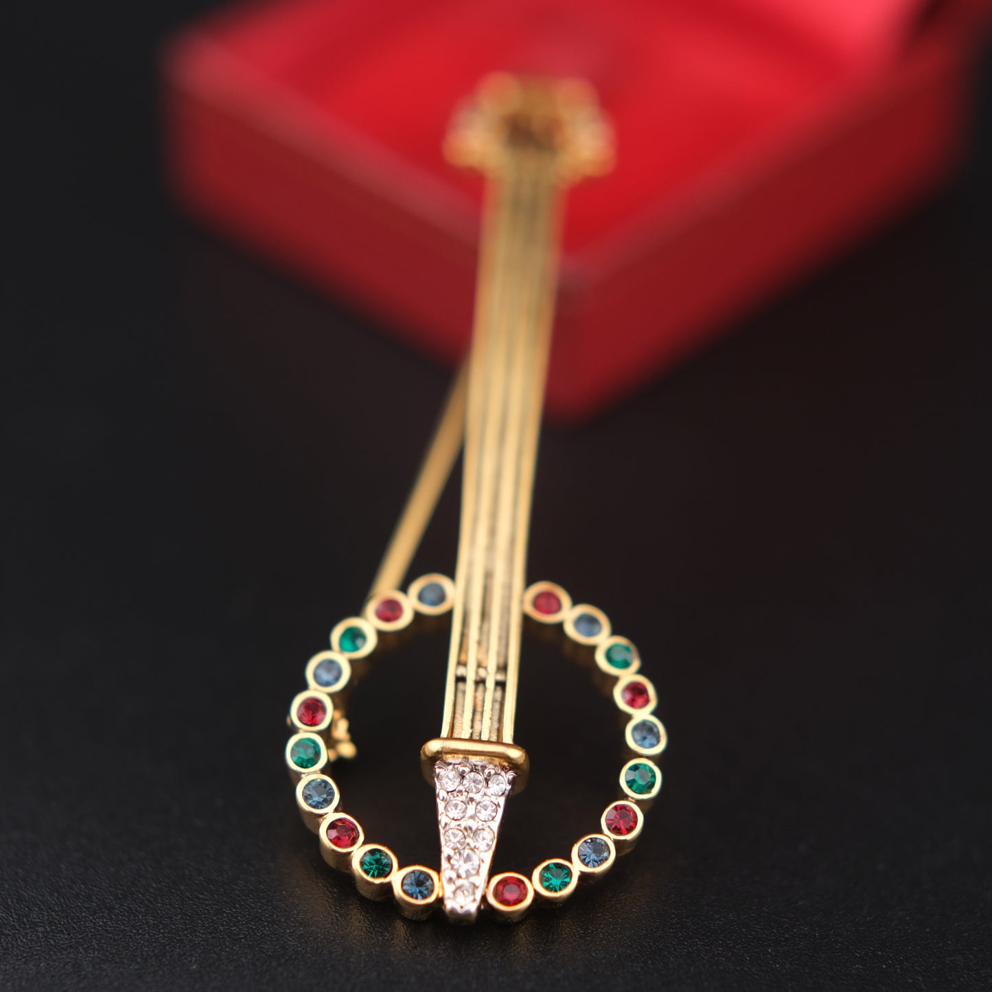 ❤️ Vintage Keyes Banjo Rhinestone Brooch – Signed – 3" Musical Motif