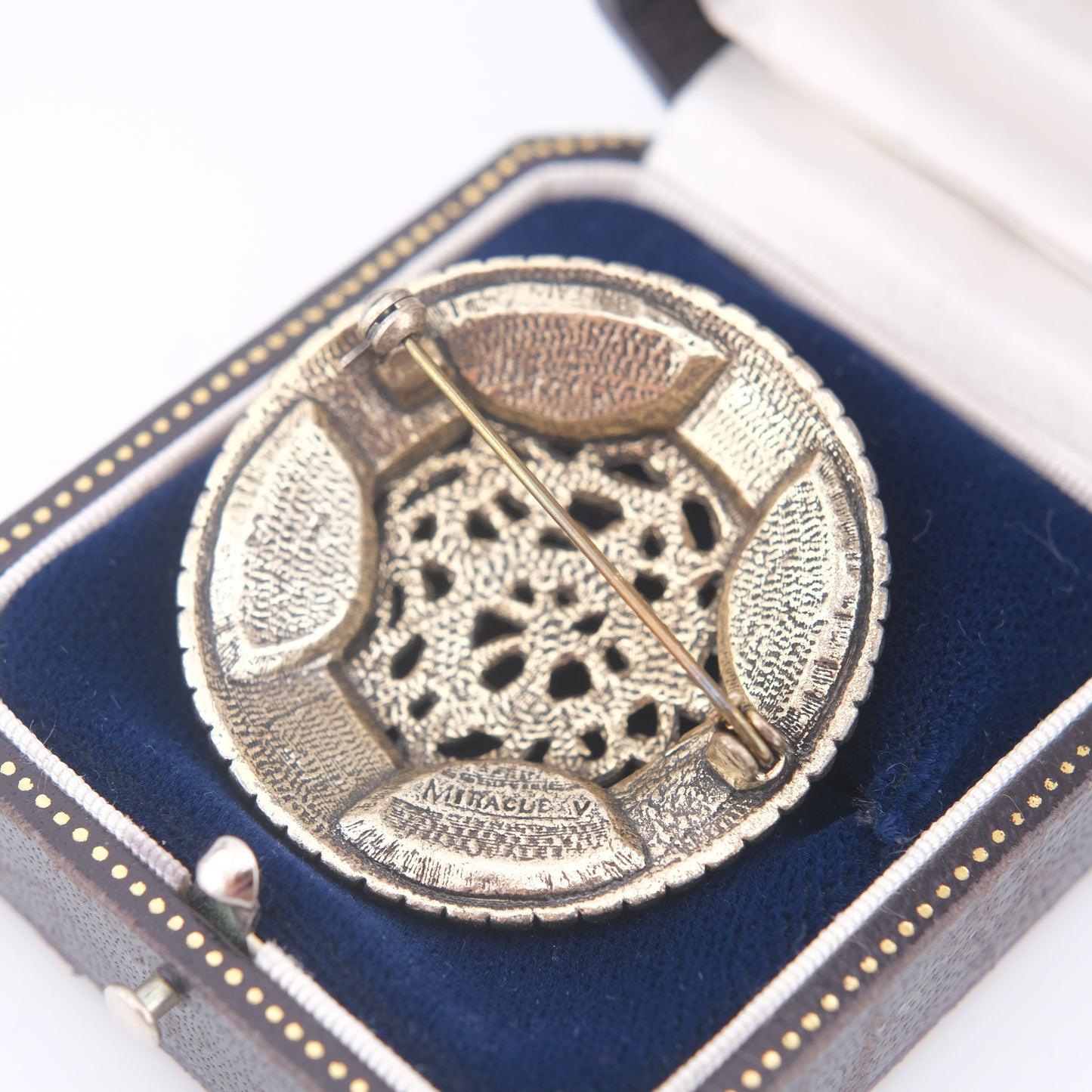 ❤️ Miracle Celtic Revival Brooch – Pale Gold-Tone with Amber Glass Inlays