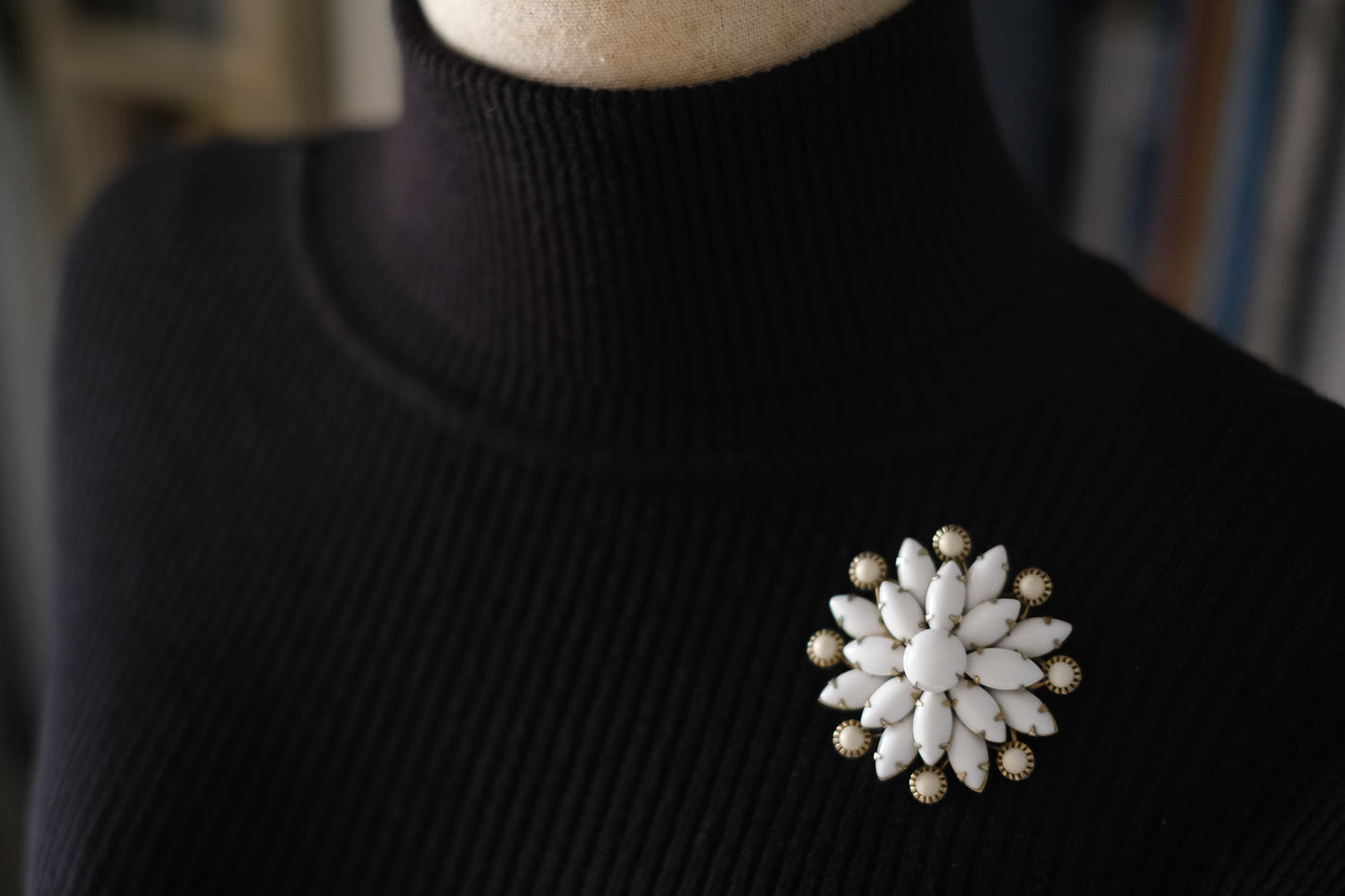 ❤️ Vintage White Milk Glass Flower Brooch 1.75" Gold Tone