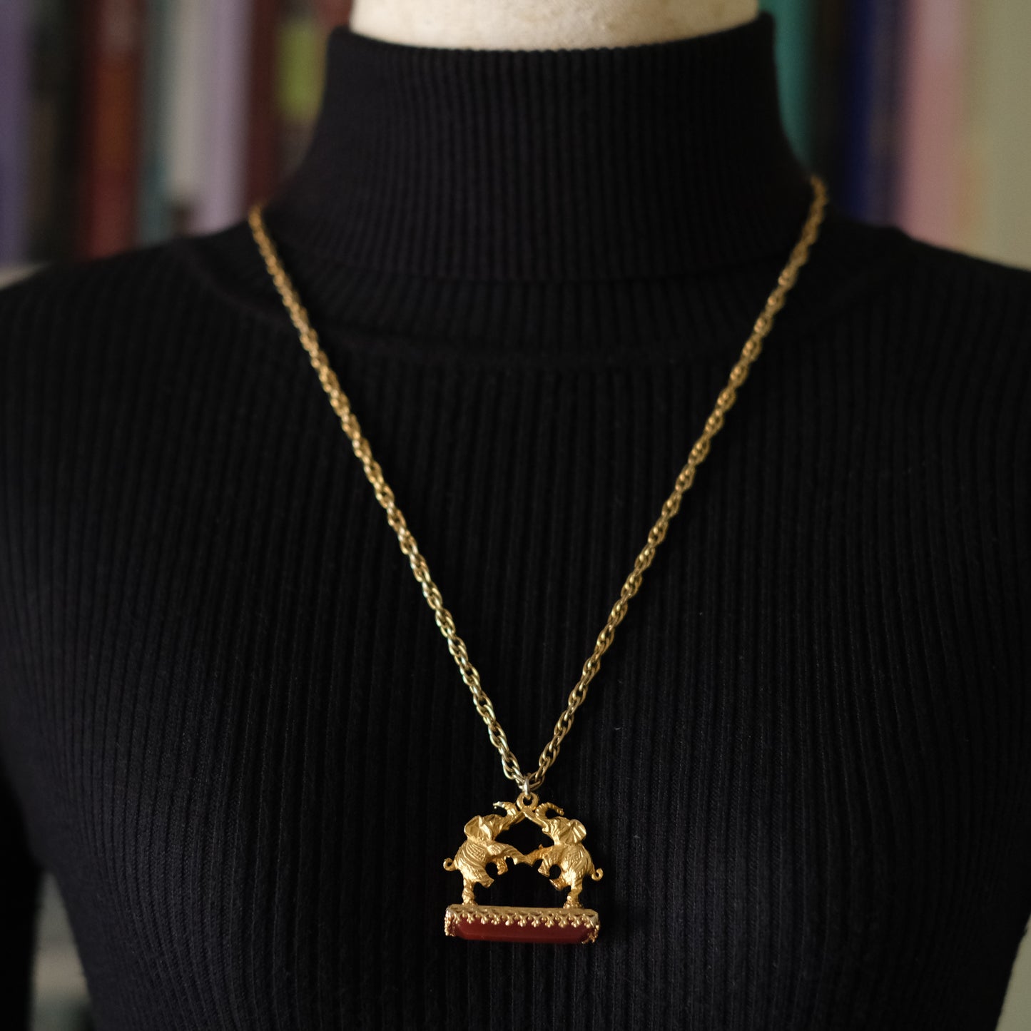 ❤️ Vintage Gold-Tone Elephant Pendant Necklace with Carnelian Bar Accent