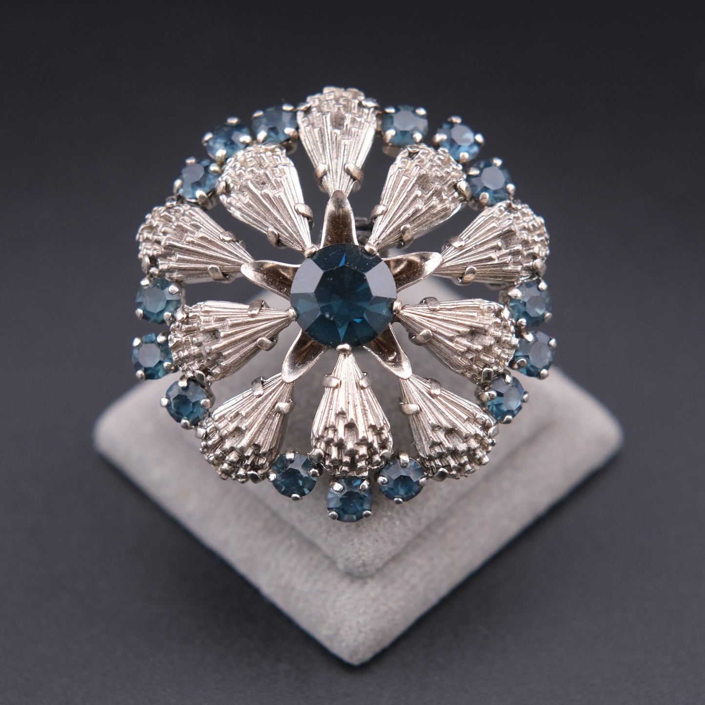 ❤️ Vintage Blue Rhinestone Silver-Tone Circular Floral Burst Brooch