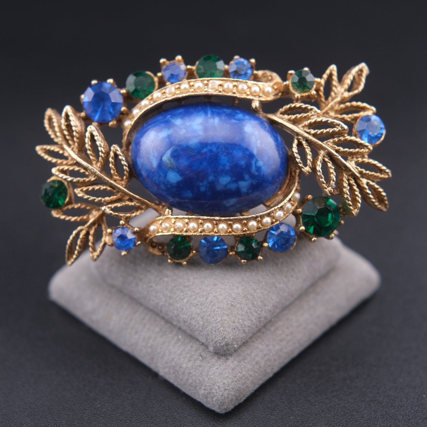 ❤️ Vintage Abstract Blue Cabochon Brooch – Gold Tone with Rhinestones & Faux Pearl Accent