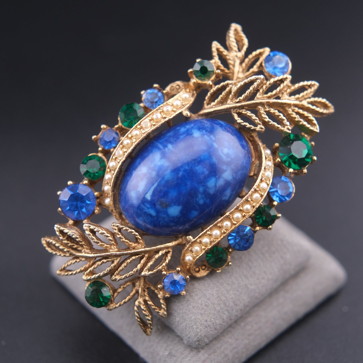 ❤️ Vintage Abstract Blue Cabochon Brooch – Gold Tone with Rhinestones & Faux Pearl Accent