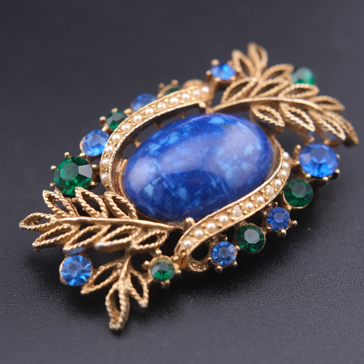 ❤️ Vintage Abstract Blue Cabochon Brooch – Gold Tone with Rhinestones & Faux Pearl Accent