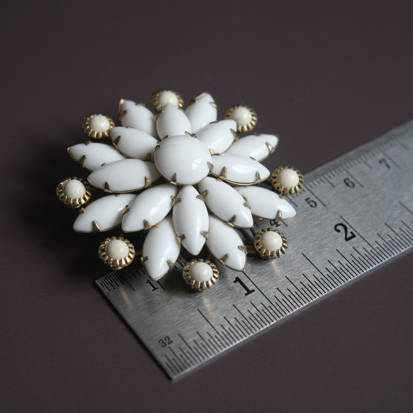 ❤️ Vintage White Milk Glass Flower Brooch 1.75" Gold Tone