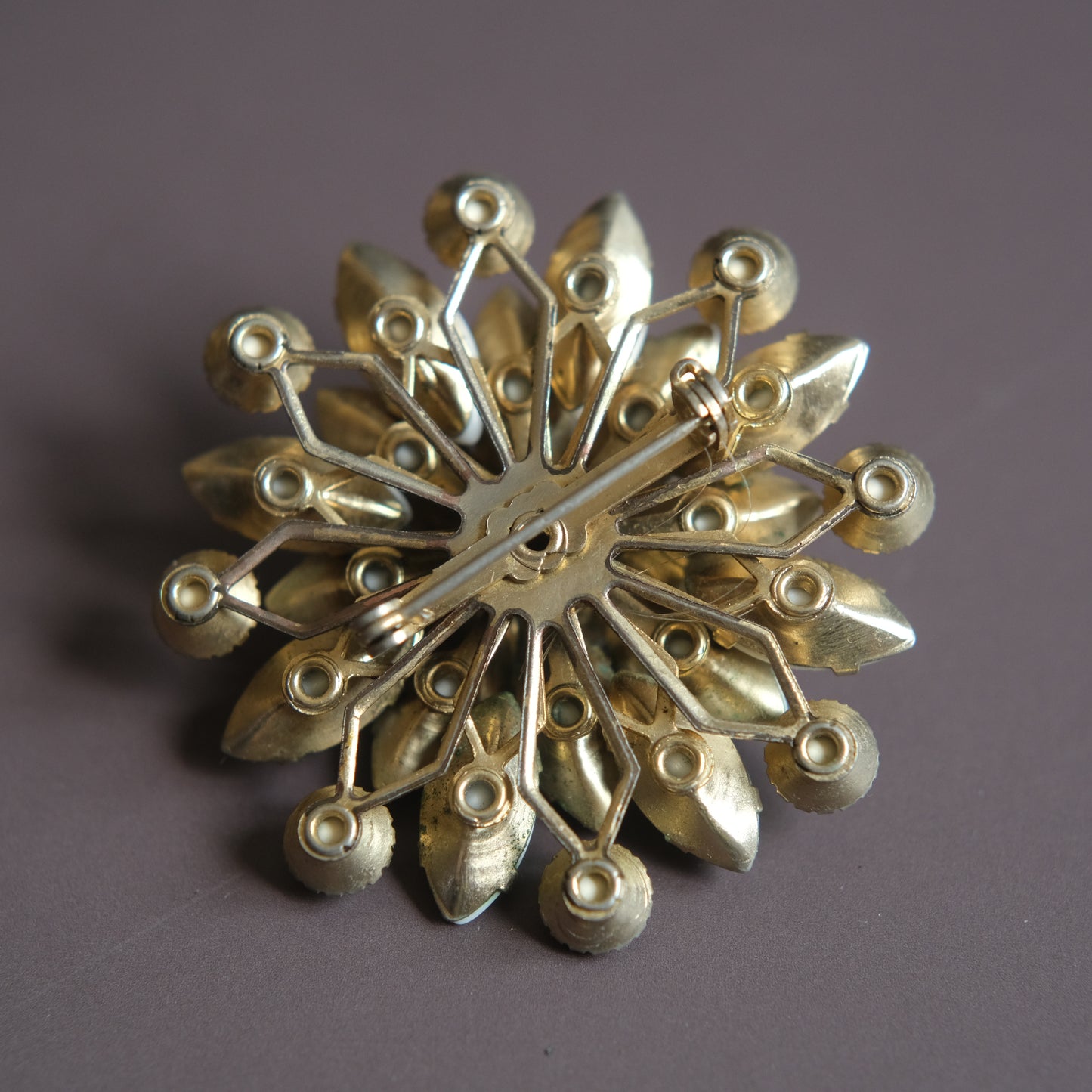 ❤️ Vintage White Milk Glass Flower Brooch 1.75" Gold Tone