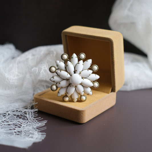 ❤️ Vintage White Milk Glass Flower Brooch 1.75" Gold Tone