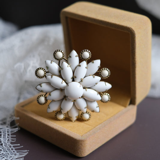 ❤️ Vintage White Milk Glass Flower Brooch 1.75" Gold Tone