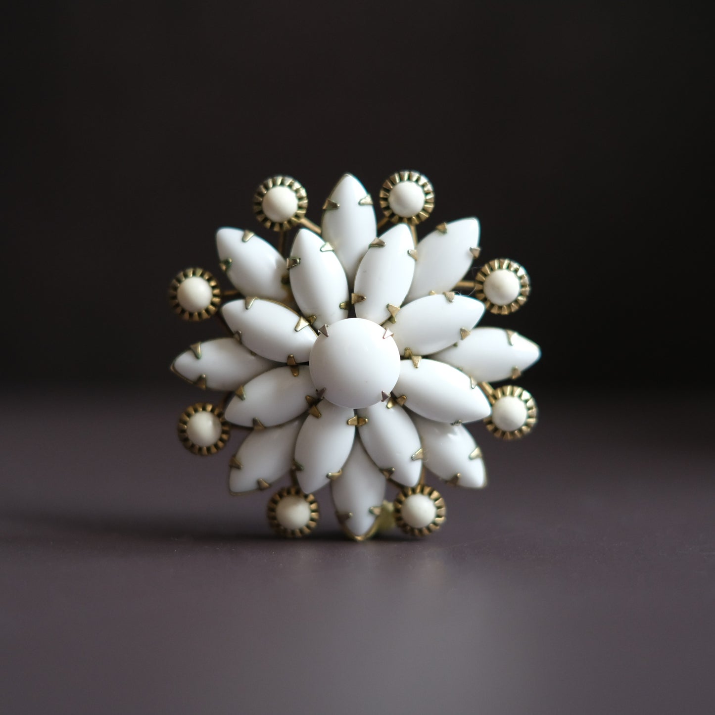 ❤️ Vintage White Milk Glass Flower Brooch 1.75" Gold Tone