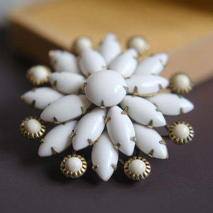 ❤️ Vintage White Milk Glass Flower Brooch 1.75" Gold Tone