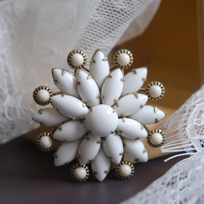 ❤️ Vintage White Milk Glass Flower Brooch 1.75" Gold Tone