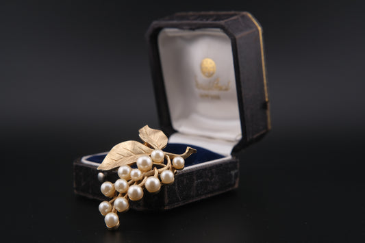 🍇 Vintage Crown Trifari Faux Pearl Grape Cluster Brooch – Gold Tone with Leaf Detail
