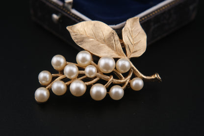 🍇 Vintage Crown Trifari Faux Pearl Grape Cluster Brooch – Gold Tone with Leaf Detail