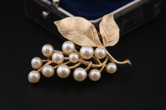 🍇 Vintage Crown Trifari Faux Pearl Grape Cluster Brooch – Gold Tone with Leaf Detail