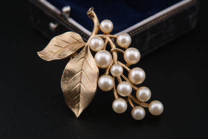 🍇 Vintage Crown Trifari Faux Pearl Grape Cluster Brooch – Gold Tone with Leaf Detail