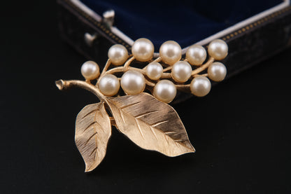 🍇 Vintage Crown Trifari Faux Pearl Grape Cluster Brooch – Gold Tone with Leaf Detail