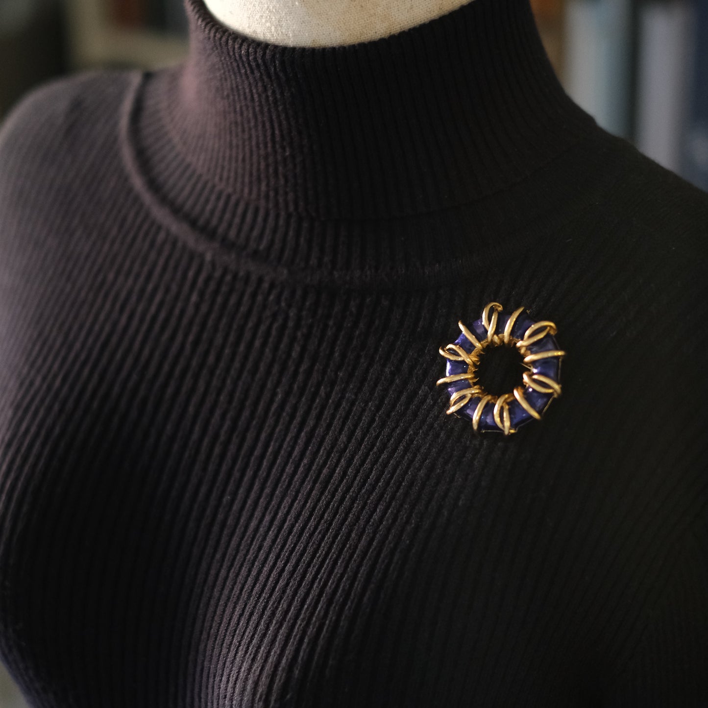 ❤️ Vintage Orena Paris Blue Enamel Wreath Brooch – Gold Tone Loop Design