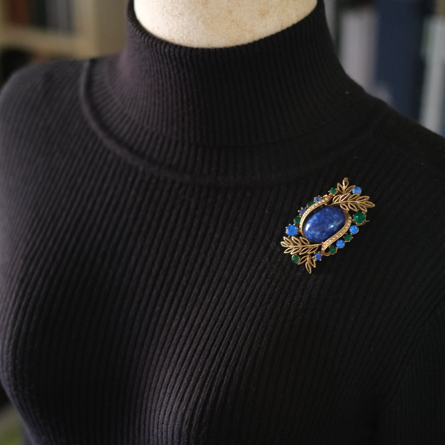 ❤️ Vintage Abstract Blue Cabochon Brooch – Gold Tone with Rhinestones & Faux Pearl Accent