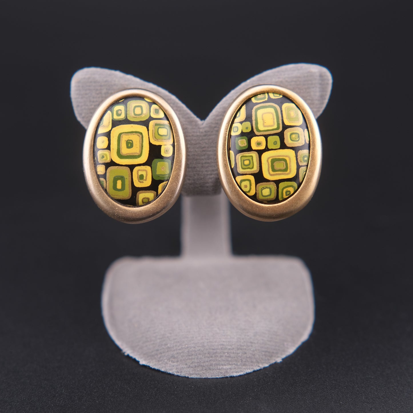❤️ Vintage AMY Clip-On Earrings – Gold Tone with Green Geometric Cabochon