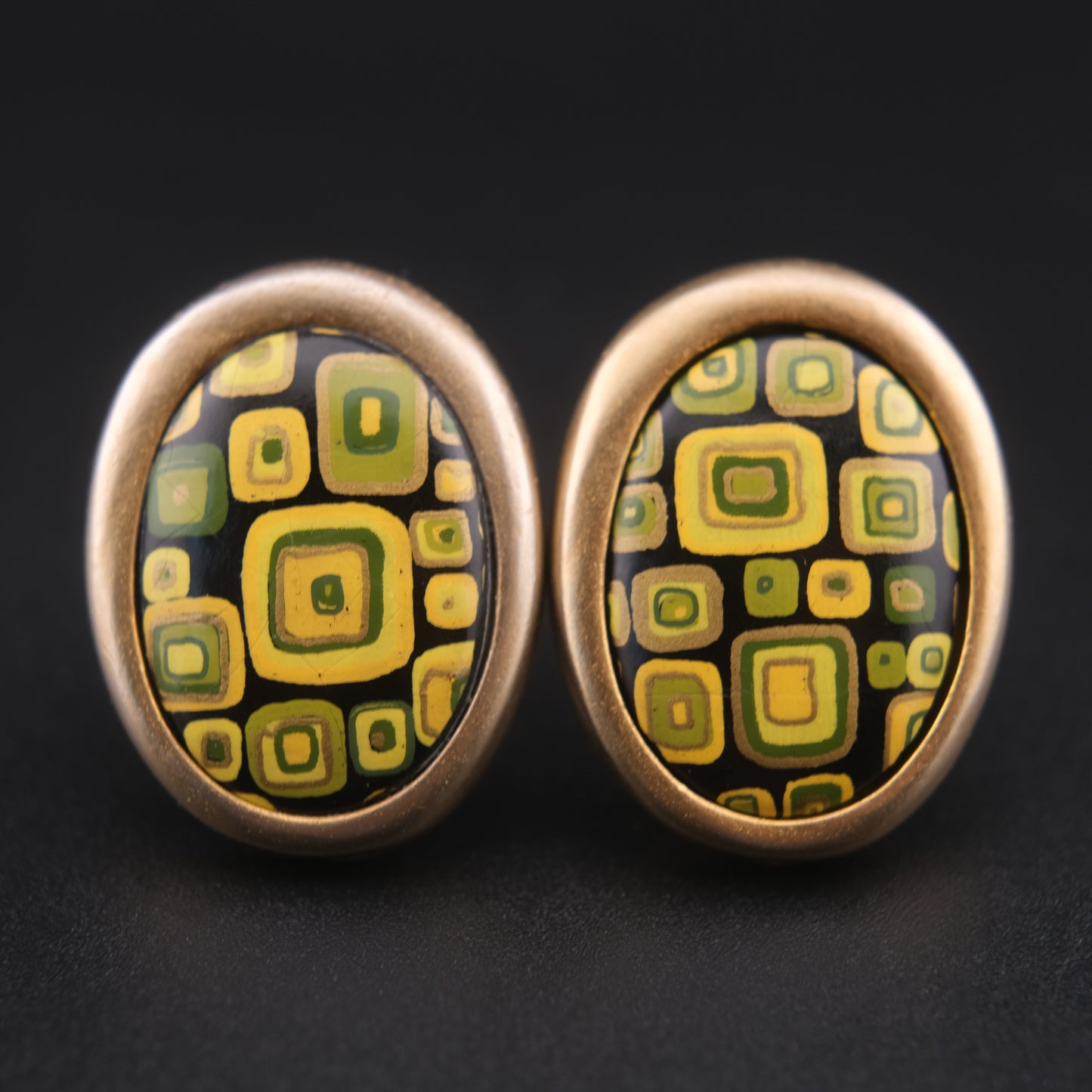❤️ Vintage AMY Clip-On Earrings – Gold Tone with Green Geometric Cabochon
