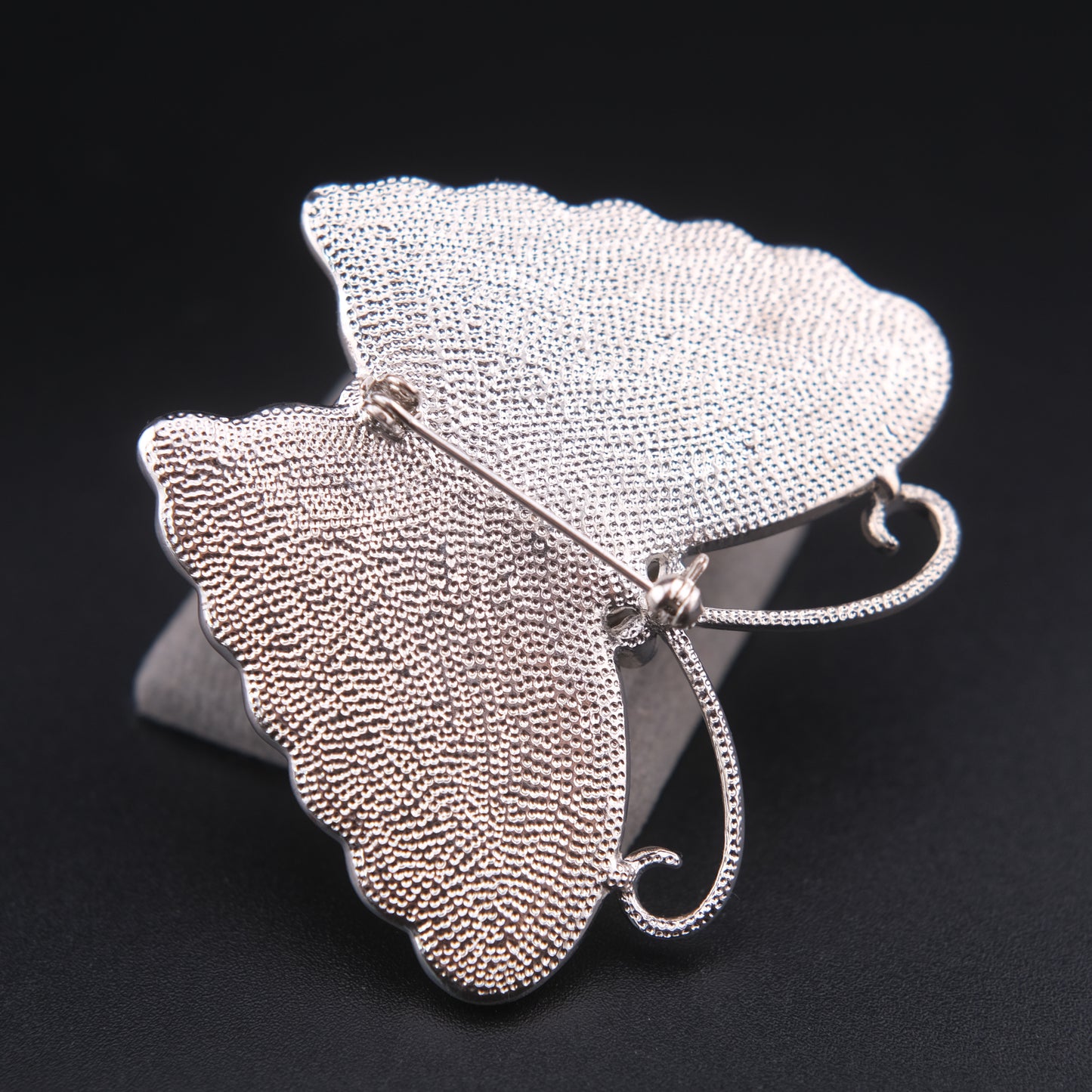 ❤️ Vintage Butterfly Brooch – Silver-Tone with Cream Resin Wings & Rhinestone Body