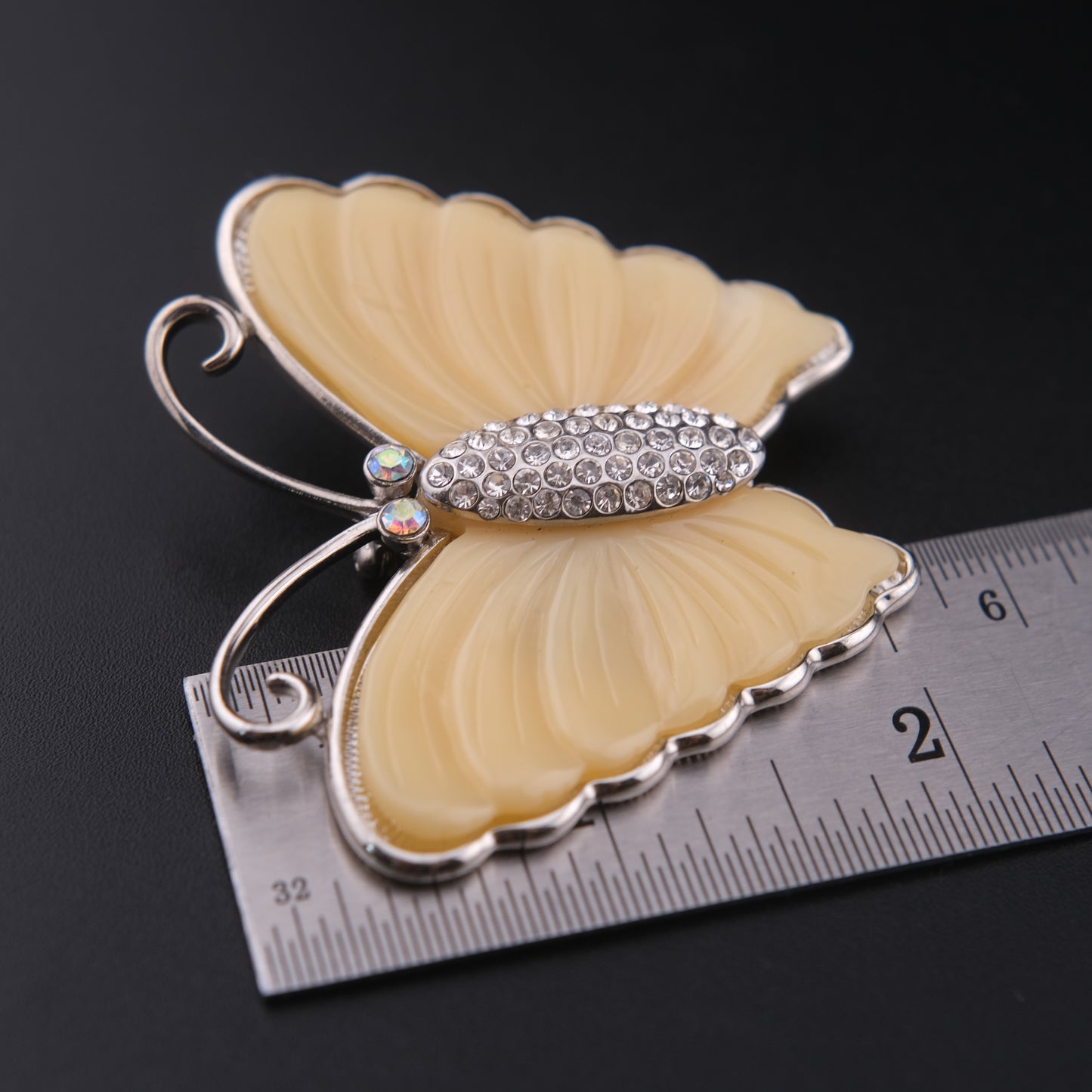 ❤️ Vintage Butterfly Brooch – Silver-Tone with Cream Resin Wings & Rhinestone Body