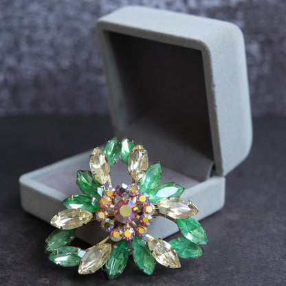 ❤️ Vintage Green & Champagne Rhinestone Floral Wreath Brooch Gold Tone