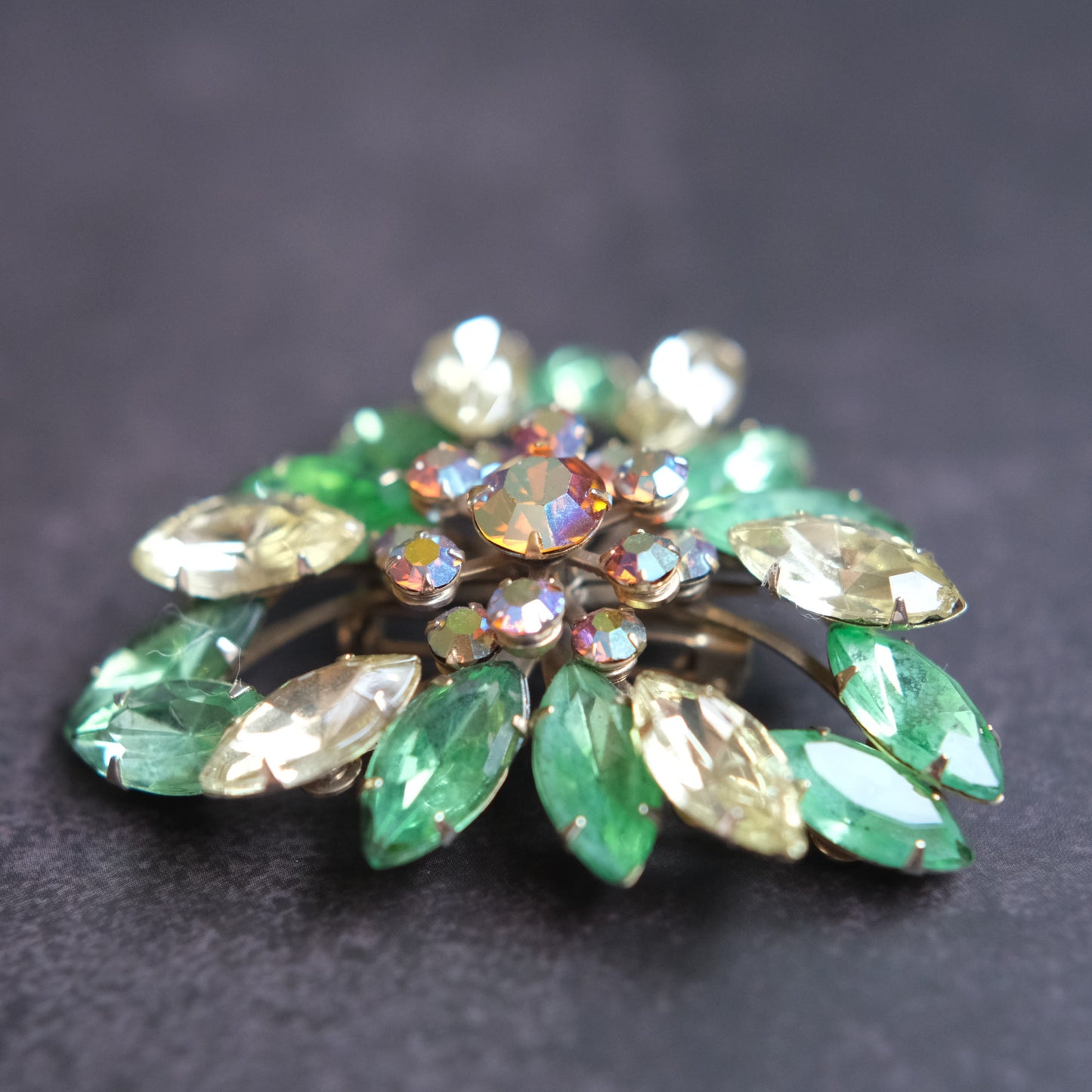 ❤️ Vintage Green & Champagne Rhinestone Floral Wreath Brooch Gold Tone