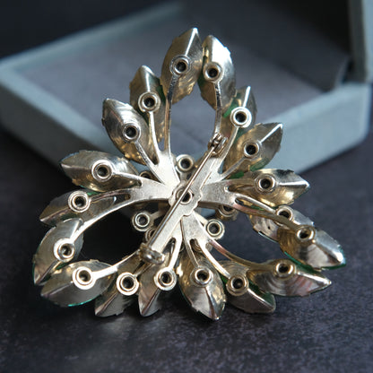 ❤️ Vintage Green & Champagne Rhinestone Floral Wreath Brooch Gold Tone