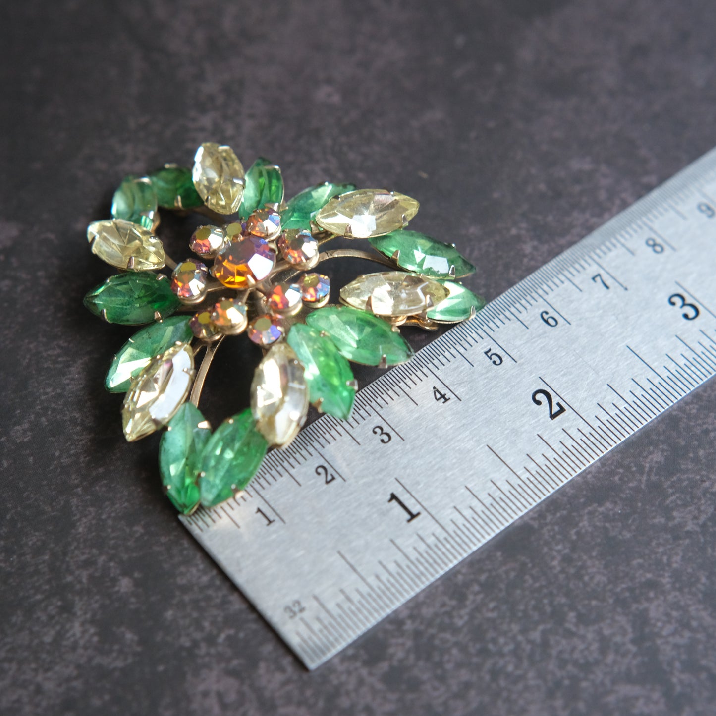 ❤️ Vintage Green & Champagne Rhinestone Floral Wreath Brooch Gold Tone