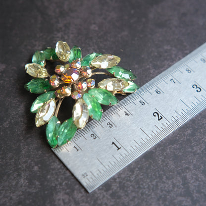 ❤️ Vintage Green & Champagne Rhinestone Floral Wreath Brooch Gold Tone