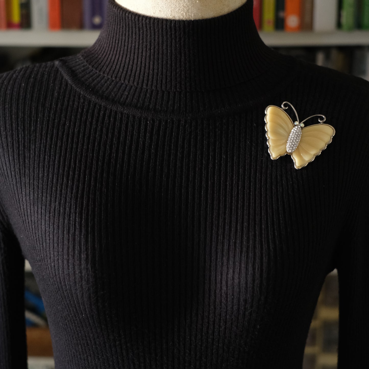 ❤️ Vintage Butterfly Brooch – Silver-Tone with Cream Resin Wings & Rhinestone Body