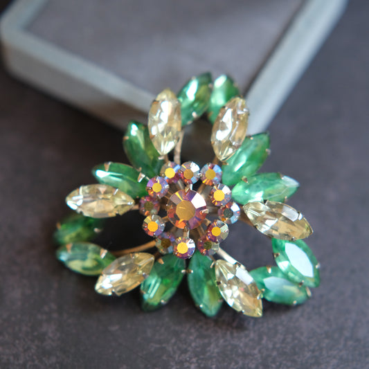 ❤️ Vintage Green & Champagne Rhinestone Floral Wreath Brooch Gold Tone