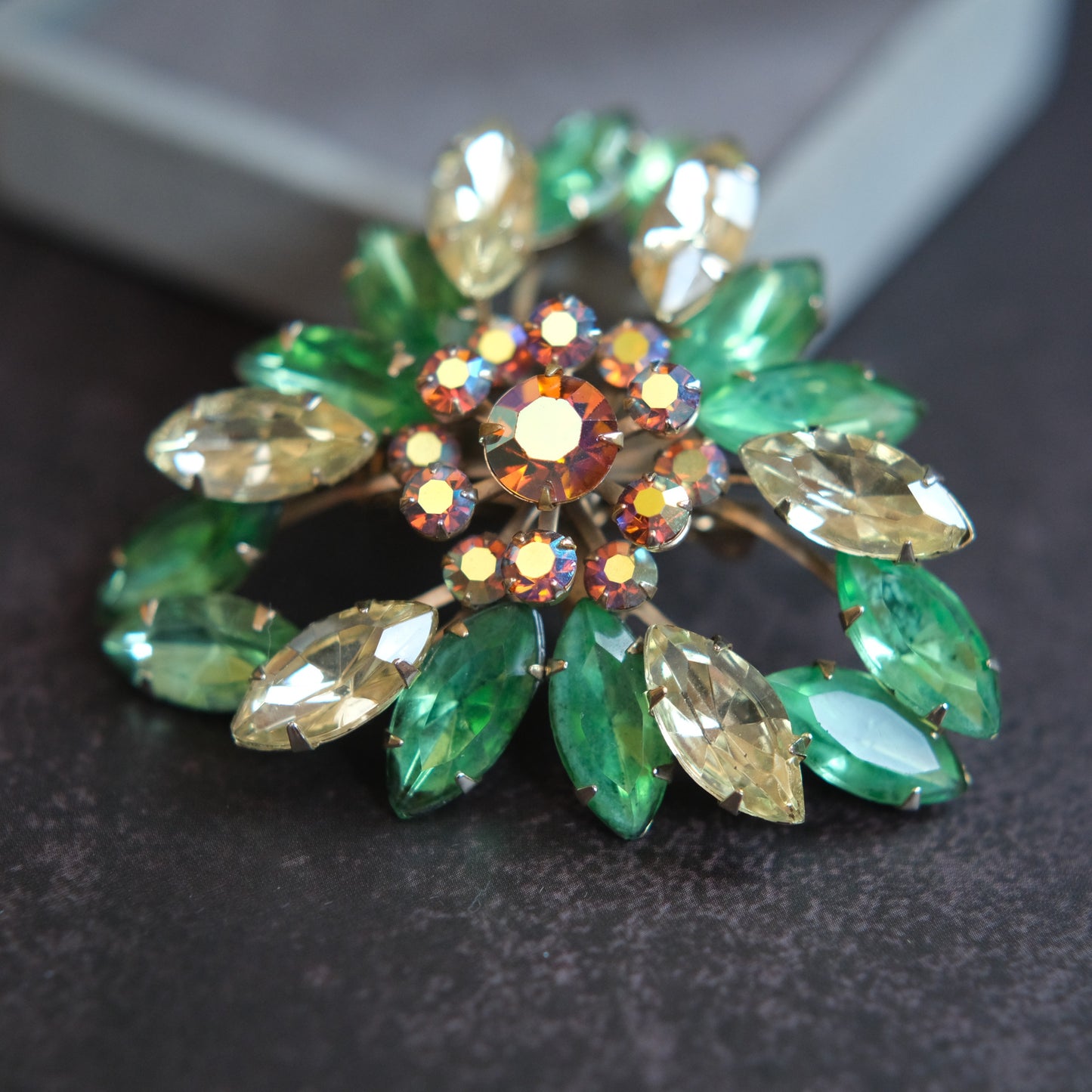 ❤️ Vintage Green & Champagne Rhinestone Floral Wreath Brooch Gold Tone