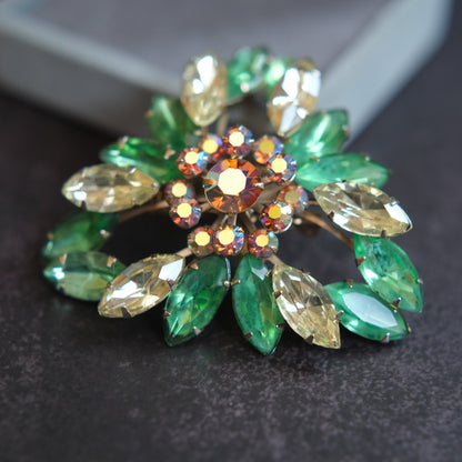 ❤️ Vintage Green & Champagne Rhinestone Floral Wreath Brooch Gold Tone