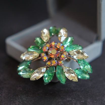 ❤️ Vintage Green & Champagne Rhinestone Floral Wreath Brooch Gold Tone
