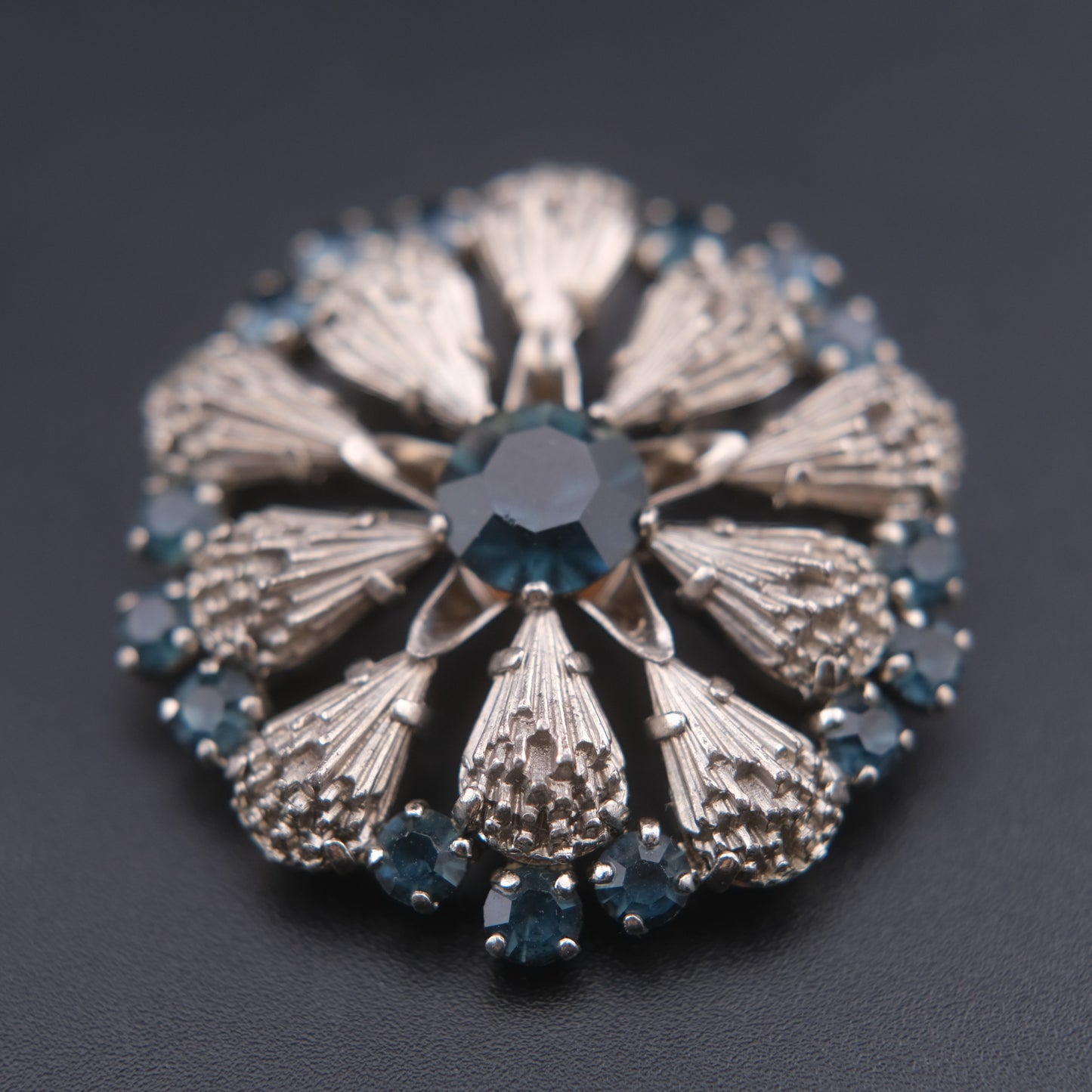 ❤️ Vintage Blue Rhinestone Silver-Tone Circular Floral Burst Brooch
