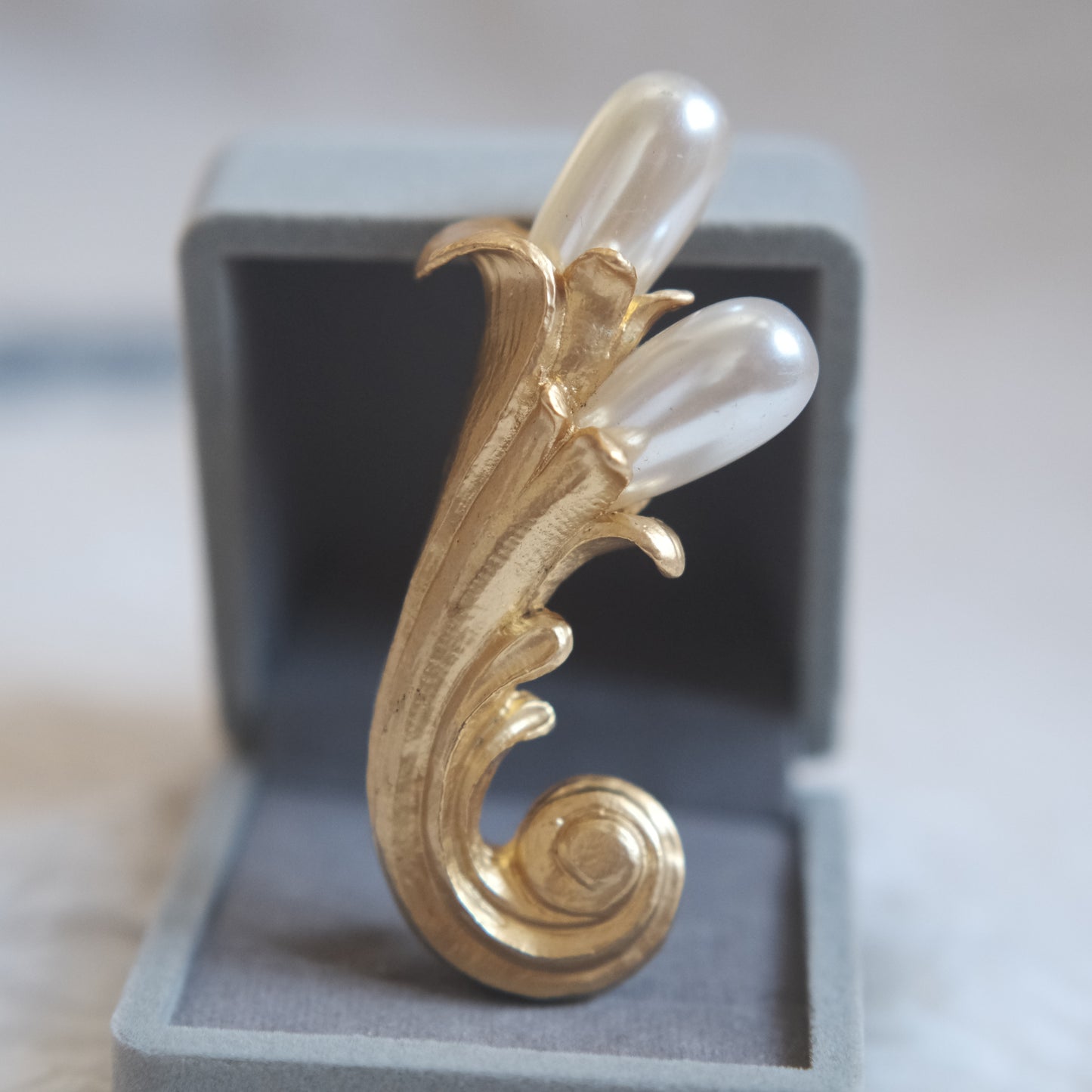 ❤️ Vintage Kenzo Gold Tone Pearl Brooch Sculptural 3"