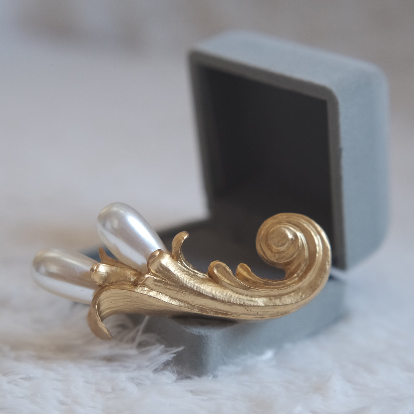 ❤️ Vintage Kenzo Gold Tone Pearl Brooch Sculptural 3"